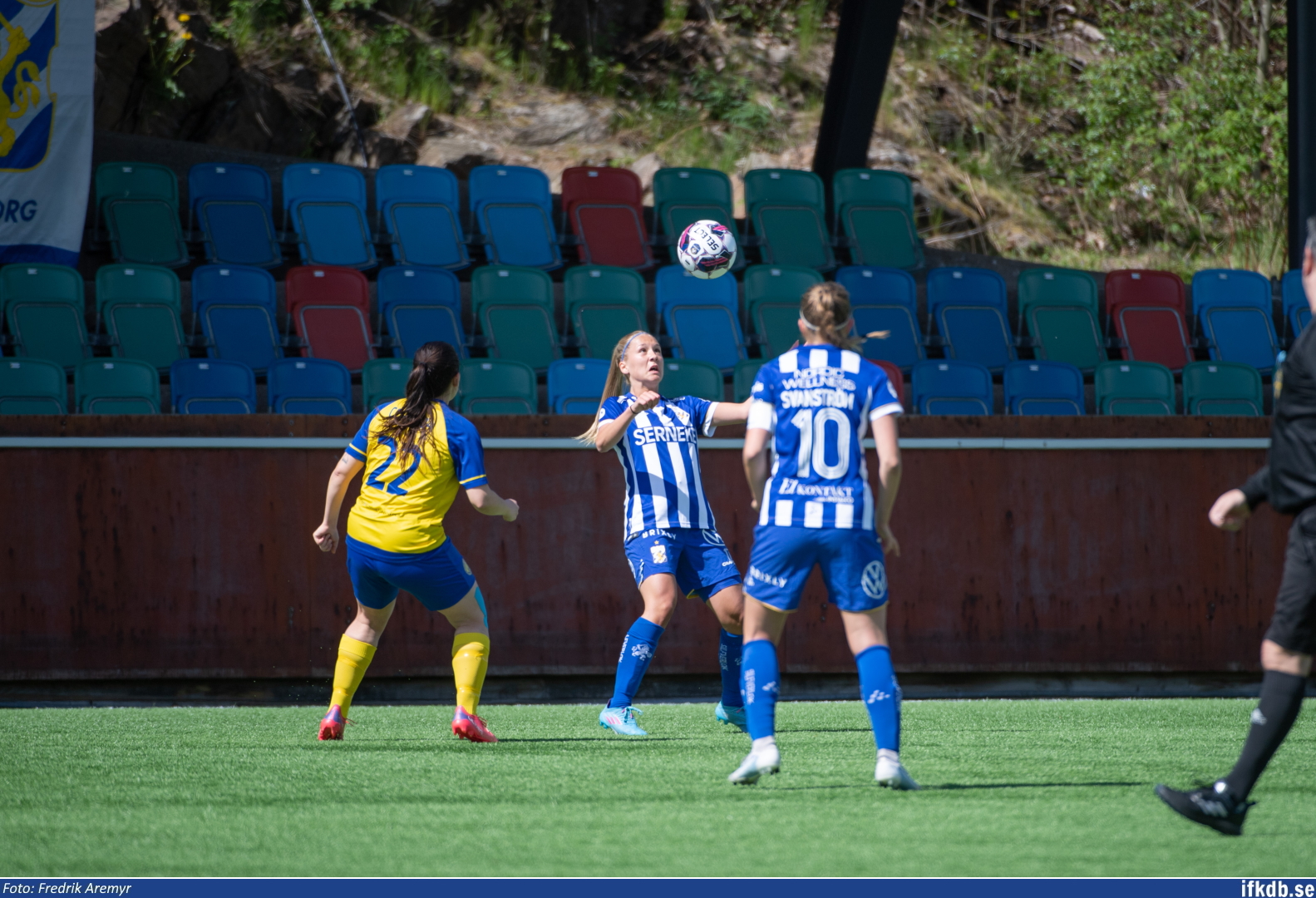 Novalie Jensen tar emot bollen. I förgrunden ses Isabella Svanström.