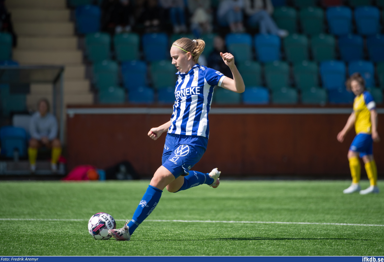 Mimmi Bauréus skjuter.