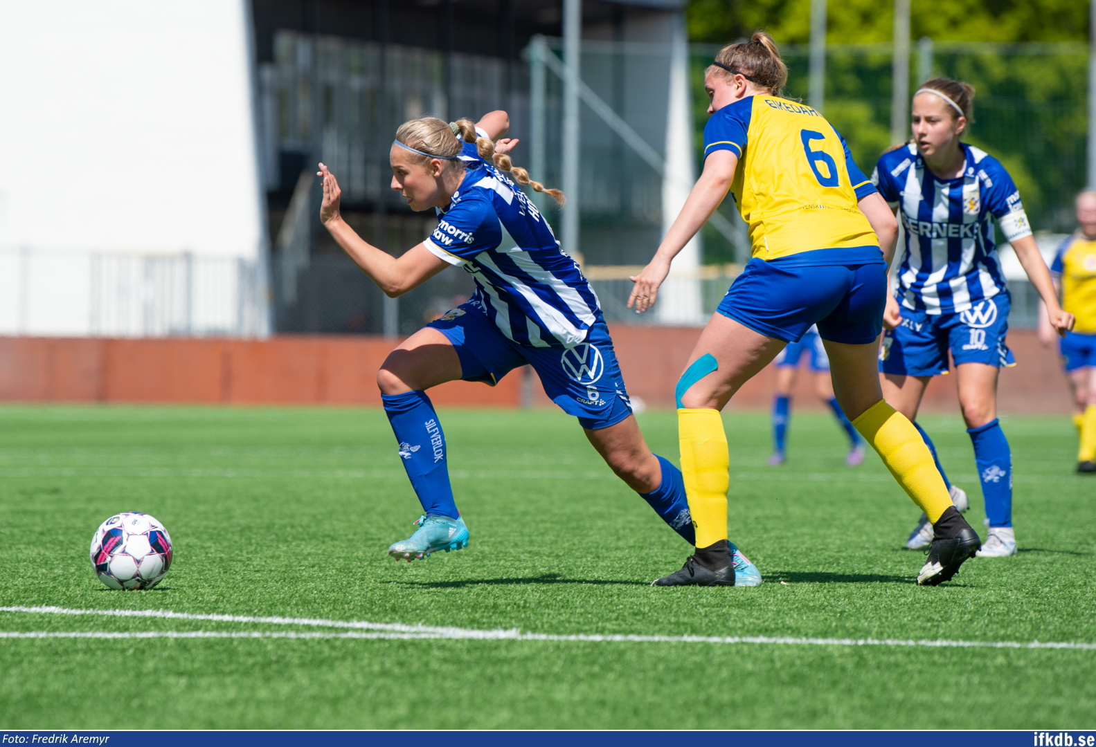 Filippa Hopkins och Isabella Svanström i samband med hemmamatchen mot Utbynäs SK 2022.