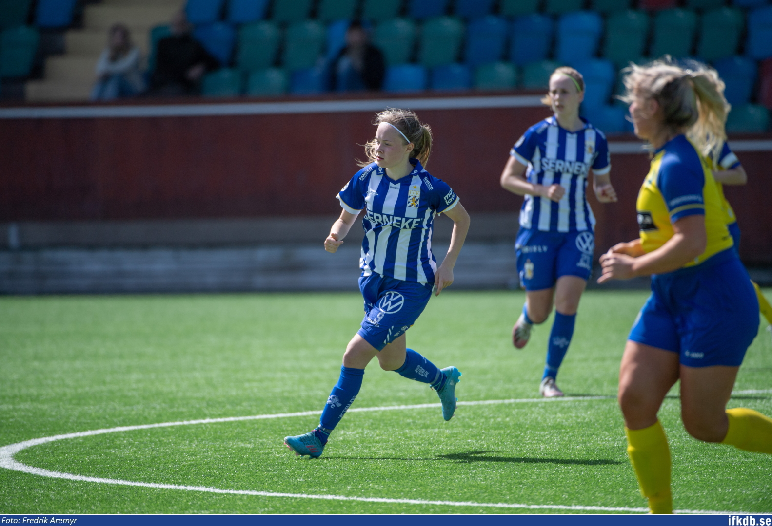 Thilda Gianello och Mimmi Bauréus i samband med hemmamatchen mot Utbynäs SK 2022.